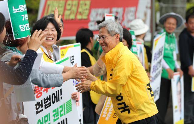 권영국 민주노동당 대선 후보가 21일 제주시 신제주로터리 인근에서 선거운동원들과 인사를 나누고 있다. 뉴시스