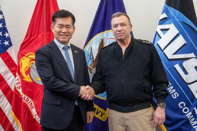 석종건 방위사업청장이 19, 20일 미국 워싱턴DC를 방문해 제임스 다우니 해상체계사령관과 면담하고 기념 촬영을 하고 있다. 방위사업청 제공