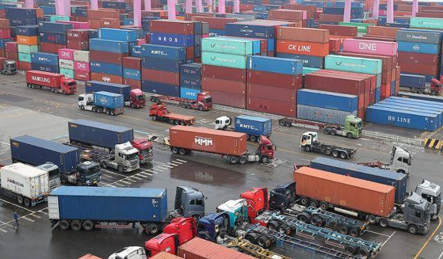 16일 인천 연수구 인천신항에서 컨테이너 상·하역 작업이 이뤄지고 있다. 뉴스1