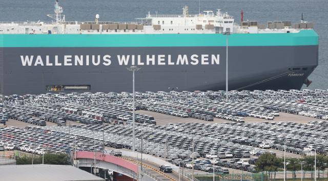 20일 경기 평택시 포승읍 평택항 자동차전용부두에 수출용 차량들이 세워져 있다. 뉴스1