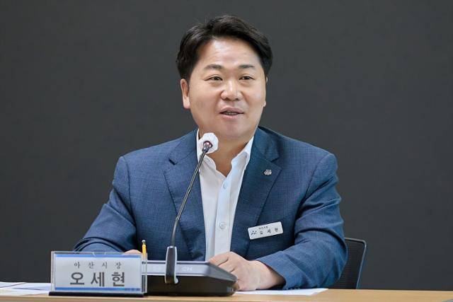 오세현 아산시장이 20일 대한주택관리사협회 충남도회‧아산지부 간담회에서 공동주택 주거환경 개선을 위한 예산 확대와 정책 추진 방향을 설명하고 있다. 아산시 제공