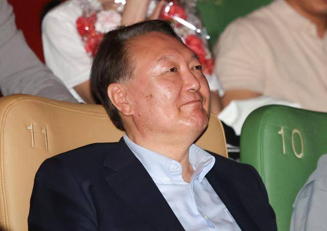 윤석열 전 대통령이 21일 서울 중구 메가박스 동대문점에서 다큐멘터리 영화 '부정선거, 신의 작품인가' 관람을 마친 뒤 미소짓고 있다. 뉴시스