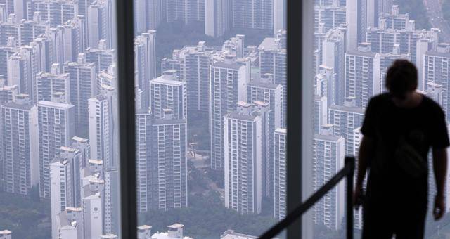 20일 서울 송파구 서울스카이 전망대에서 바라본 아파트 단지. 뉴스1