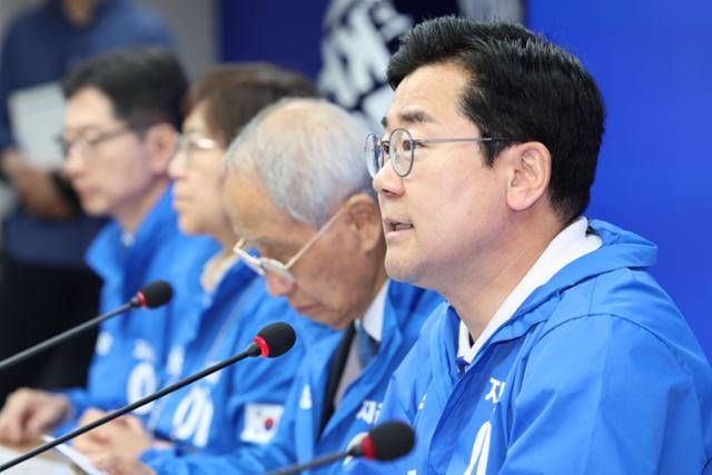 박찬대 더불어민주당 상임총괄선거대책위원장이 21일 서울 여의도 더불어민주당 당사에서 열린 중앙선거대책위원회의에서 발언하고 있다. 뉴시스