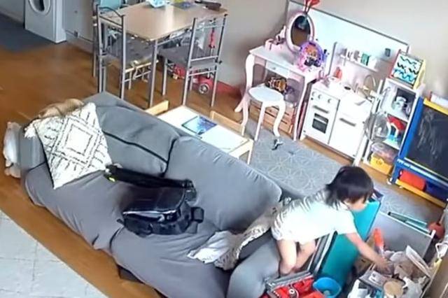 저혈당 쇼크로 쓰러진 아빠를 위해 두 살배기 딸 자브가 거실에서 약통을 찾고 있다. 'zabbiieeee' 틱톡 계정 캡처