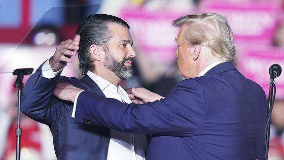 지난해 11월 도널드 트럼프(오른쪽) 미국 대통령이 자신의 장남인 도널드 트럼프 주니어와 포옹하기 위해 다가서고 있다. 워싱턴=로이터 연합뉴스