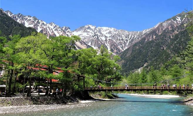 가미코치 오쿠호타카의 갓파바시 다리 아래로 연봉의 만년설이 녹아 흐른다. 물은 차고 맑아 한여름에 손이 시릴 정도이다. /비타투어 제공