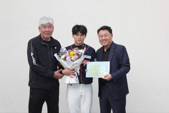 롯데에 입단한 내야수 박찬형(가운데). 사진제공=화성 코리요