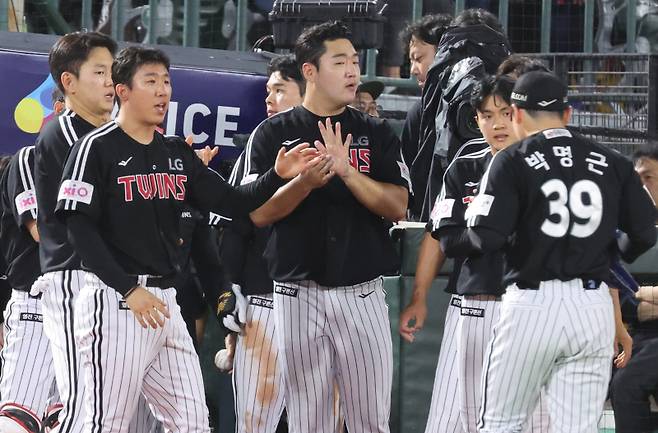 <yonhap photo-5618=""> 불을 끄고 격려받는 박명근 (부산=연합뉴스) 강선배 기자 = 20일 부산 사직야구장에서 열린 프로야구 2025 신한 SOL 뱅크 KBO리그 LG 트윈스와 롯데 자이언츠의 경기. LG 선수들이 6회 말 6실점 후 교체돼 불을 끈 투수 박명근을 격려하고 있다. 2025.5.20 sbkang@yna.co.kr/2025-05-20 21:53:20/<저작권자 ⓒ 1980-2025 ㈜연합뉴스. 무단 전재 재배포 금지, AI 학습 및 활용 금지></yonhap>