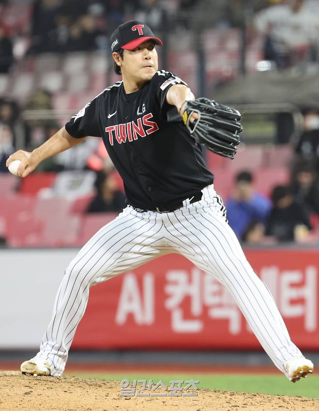 2일 오후 수원 KT위즈파크에서 열린 2025 프로야구 LG 와 KT 경기.LG 투수 김진성이 6회 선발 임찬규에 이어 등판 역투하고 있다.수원=정시종 기자 capa@edaily.co.kr /2025.04.02.