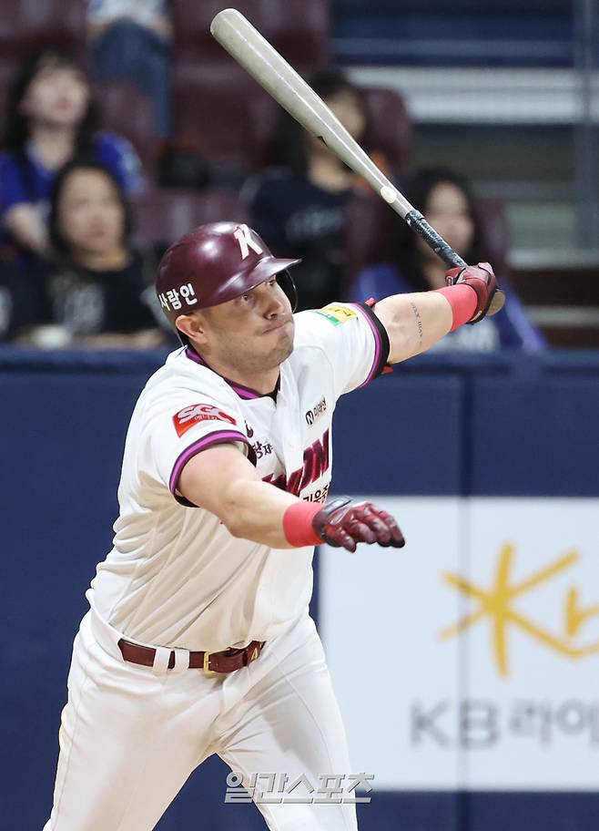 2025 KB0리그 프로야구 키움히어로즈와 삼성라이온즈의 경기가 20일 오후 서울 고척스카이돔에서 열렸다. 연장 10회말 2사 카디네스가 2루타를 치고 있다. 고척=김민규 기자 mgkim1@edaily.co.kr /2025.05.20/