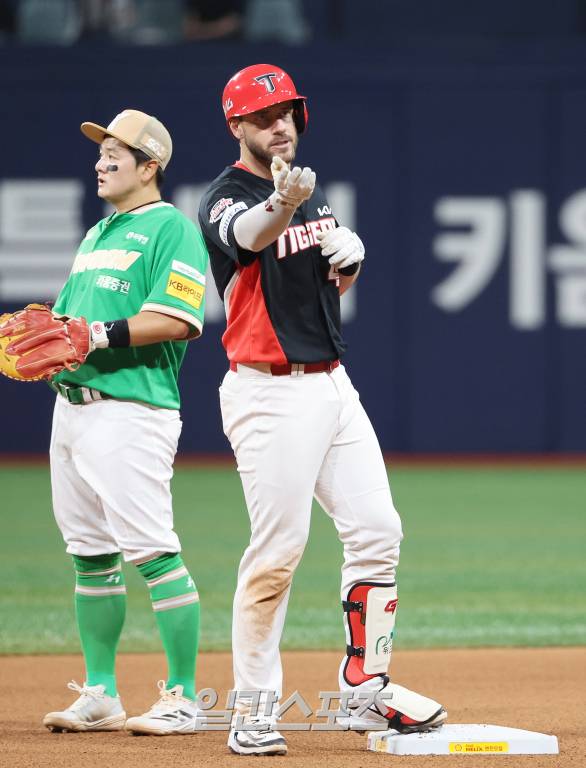 2025 KB0리그 프로야구 키움 히어로즈와 KIA 타이거즈의 경기가 7일 오후 서울 고척스카이돔에서 열렸다. 4회초 무사 위즈덤이 2루타로 출루한 후 세리머니를 하고 있다. 고척=김민규 기자 /2025.05.07/