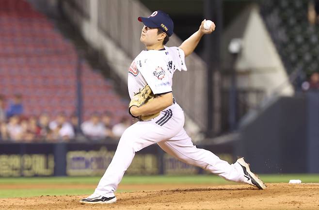 <yonhap photo-5417="">20일 서울 잠실야구장에서 열린 프로야구 2025 신한 SOL 뱅크 KBO리그 SSG 랜더스와 두산 베어스의 경기. 8회초 두산 김택연이 역투하고 있다. 사진=연합뉴스</yonhap>