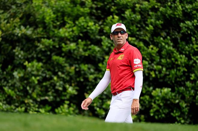 <yonhap photo-7949=""> CHARLOTTE, NORTH CAROLINA - MAY 16: Sergio Garcia of Spain looks on before playing the 12th hole during the second round of the PGA Championship at Quail Hollow Country Club on May 16, 2025 in Charlotte, North Carolina. Alex Slitz/Getty Images/AFP (Photo by Alex Slitz / GETTY IMAGES NORTH AMERICA / Getty Images via AFP)/2025-05-16 22:28:15/ <저작권자 ⓒ 1980-2025 ㈜연합뉴스. 무단 전재 재배포 금지, AI 학습 및 활용 금지></yonhap>