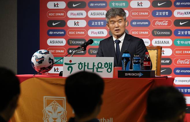 <yonhap photo-2854=""> 김승희 축구협회 전무이사 기자간담회 (서울=연합뉴스) 이진욱 기자 = 김승희 대한축구협회 전무이사가 21일 서울 종로구 축구회관에서 기자간담회를 하고 있다. 축구협회는 지난 4월 35년간 대전 코레일에서 활약한 김승희 감독을 전무이사로 전격 발탁하며 정몽규 회장 체제 새 집행부 구성을 완료했다. 2025.5.21 cityboy@yna.co.kr/2025-05-21 10:42:40/ <저작권자 ⓒ 1980-2025 ㈜연합뉴스. 무단 전재 재배포 금지, AI 학습 및 활용 금지></yonhap>