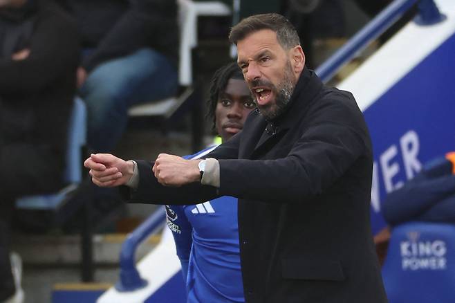 <yonhap photo-0333=""> Leicester City's Dutch manager Ruud van Nistelrooy gestures on the touchline during the English Premier League football match between Leicester City and Liverpool at King Power Stadium in Leicester, central England on April 20, 2025. (Photo by Darren Staples / AFP) / RESTRICTED TO EDITORIAL USE. No use with unauthorized audio, video, data, fixture lists, club/league logos or 'live' services. Online in-match use limited to 120 images. An additional 40 images may be used in extra time. No video emulation. Social media in-match use limited to 120 images. An additional 40 images may be used in extra time. No use in betting publications, games or single club/league/player publications. //2025-04-21 04:17:09/ <저작권자 ⓒ 1980-2025 ㈜연합뉴스. 무단 전재 재배포 금지, AI 학습 및 활용 금지></yonhap>