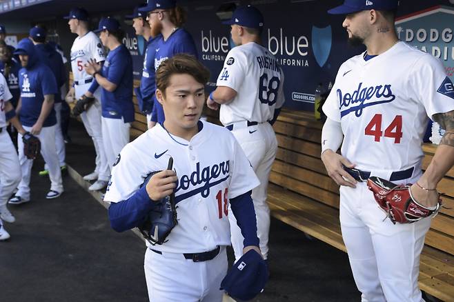 <yonhap photo-5240=""> Los Angeles Dodgers' Yoshinobu Yamamoto, front, and Andy Pages (44) prepare to take the field for the first inning of a baseball game against the Oakland Athletics, Wednesday, May 14, 2025, in Los Angeles. (AP Photo/Jayne Kamin-Oncea)/2025-05-15 13:29:53/ <저작권자 ⓒ 1980-2025 ㈜연합뉴스. 무단 전재 재배포 금지, AI 학습 및 활용 금지></yonhap>