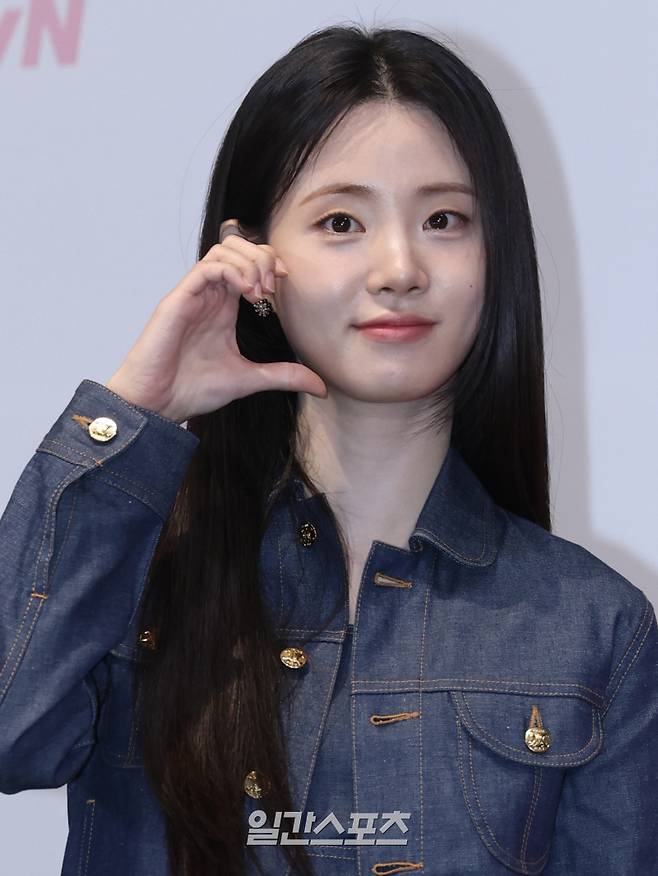 배우 신시아가 10일 오전 서울 구로구 라마다호텔에서 열린 tvN 토일드라마 '언젠가는 슬기로울 전공의생활' 제작발표회에 참석해 포즈를 취하고 있다. '언젠가는 슬기로울 전공의생활'은 '언젠가는 슬기로울' 의사생활을 꿈꾸는 레지던트들이 입덕부정기를 거쳐 성장해 나가는 과정을 담은 '슬기로운 의사생활' 스핀오프 드라마. 12일 밤 9시 10분 첫 방송. 서병수 기자 qudtn@edaily.co.kr /2025.04.10/