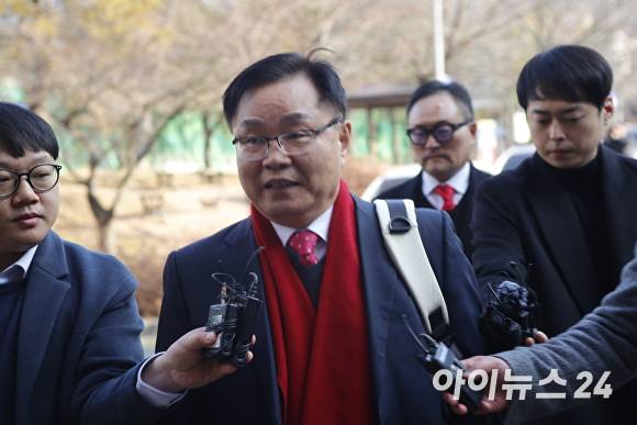 홍남표 경남 창원특례시장이 지난해 2월 8일 창원지법에서 재판을 받은 뒤 취재진 앞에서 입장을 밝히고 있다. [사진=임승제 기자]