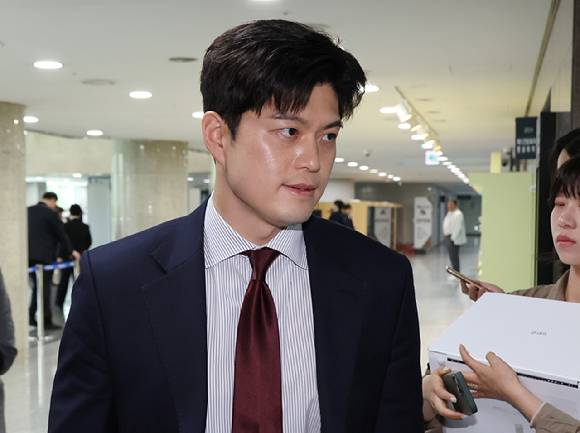 국민의힘 신임 비상대책위원장으로 내정된 김용태 의원이 13일 서울 여의도 국회 의원회관에서 열린 '한국-호주-베트남 석탄재 핵심 광물화 사업 간담회'에 참석하기 위해 이동하고 있다. [사진=연합뉴스]