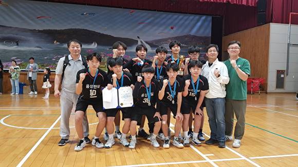 음성 한일중 배구클럽 선수들과 지도자들이 단양문화체육센터에서 열린 대한배구협회장기 전국유소년배구대회에서 준우승을 한 뒤 기념 사진을 찍고 있다. [사진=음성교육지원청]