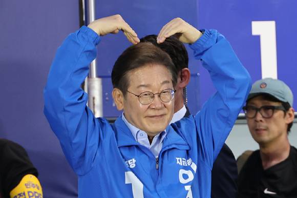 더불어민주당 이재명 대선 후보가 21일 자신의 지역구인 인천광역시 계양역 앞 유세에서 연설을 마친 뒤 하트인사를 하고 있다. 2025.5.21 [사진=연합뉴스]