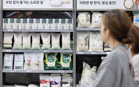 일본 정부가 치솟는 쌀값을 잡기 위해 비축미 방출 등을 추진했음에도 쌀 소매가가 더 오르는 가운데 한국을 방문한 일본인 관광객들이 대형마트에서 쌀을 사 가고 있다는 일본 언론 보도가 나오고 있다. 사진은 지난달 16일 서울 한 대형마트 쌀 판매대 모습. 연합뉴스