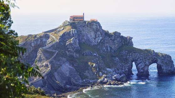 드라마 ‘왕좌의 게임’의 촬영지로 유명한 ‘산 후안 데 가스텔루가체’. 절벽 위에 10세 기 경에 지어진 작은 예배당이 있다.