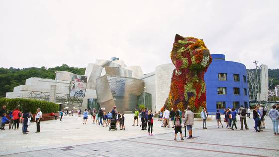 구겐하임 미술관 앞을 제프 쿤스가 꽃으로 만든 강아지인 ‘퍼피(Puppy)’가 지키고 있다.