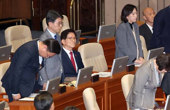 김문수 고용노동부 장관이 지난해 12월 11일 오후 국회 본회의에서 진행된 '윤석열 대통령 위헌적 비상계엄 선포 내란행위 관련 긴급현안질문'에서 더불어민주당 서영교 의원의 사과 요구를 거부한 채 자리에 앉아 있다. 뉴시스
