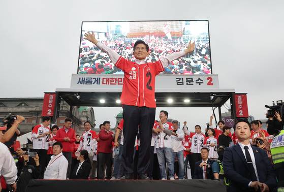 김문수 국민의힘 대선 후보가 5월 19일 서울역 광장 유세에서 시민들에게 지지를 호소하고 있다. 연합뉴스