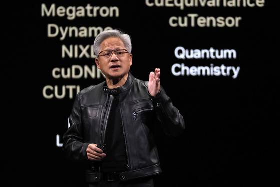 젠슨 황 엔비디아 최고경영자(CEO)가 지난 19일 대만 타이베이에서 열린 컴퓨텍스 2025에서 연설하고 있다. AP=연합뉴스
