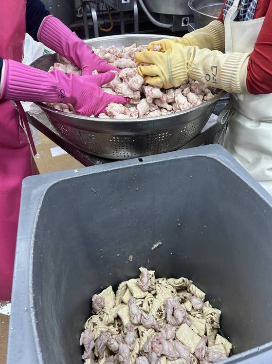 대전 서구 둔산여고 급식조리원들이 지난 3월 31일 식재료를 방치하고 퇴근했다. 이 바람에 닭고기 등 식재료를 폐기해야 했다. 사진 독자