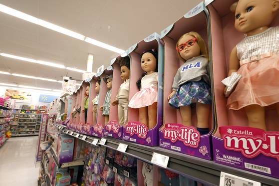 지난 16일(현지시간) 미국 캘리포니아 월마트 아동 장난감 코너에 인형이 진열되어 있습니다. 트럼프 대통령이 관세로 인한 물가 상승과 관련 "아이들은 인형 30개가 아닌 2개만 있어도 괜찮다"고 주장하면서 인형은 관세로 인한 인플레이션을 상징하는 품목으로 인식되고 있다. EPA=연합뉴스