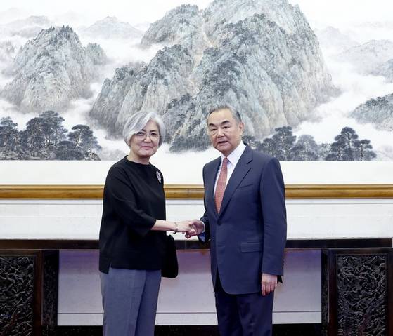 20일 강경화(왼쪽) 아시아소사이어티 회장이 중국 베이징 댜오위타이 국빈관에서 왕이(오른쪽) 중국 외교부장과 만나 악수하고 있다. 사진 중국 외교부