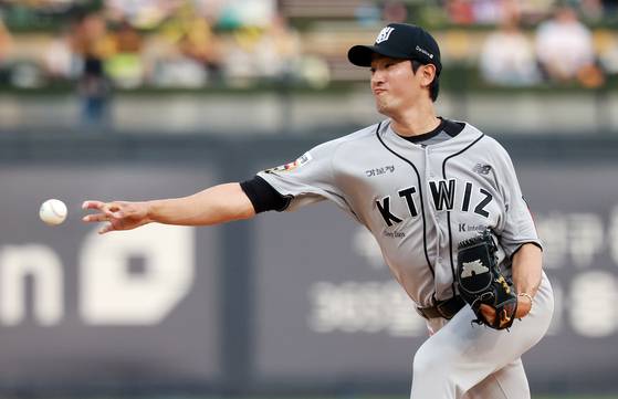 KT 선발 고영표가 KIA를 상대로 역투하고 있다. 뉴스1
