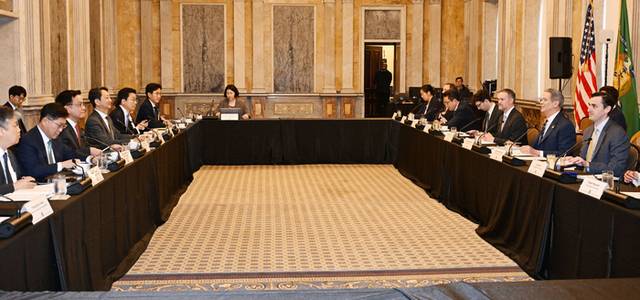 ▲ 주요 20개국(G20) 재무장관회의 및 국제통화금융위원회(IMFC)‘에 참석차 미국 워싱턴D.C를 방문중인 최상목 부총리 겸 기획재정부 장관이 안덕근 산업통상자원부 장관과 함께 24일(현지시간) 미국 워싱턴 DC 재무부에서 열린 ’한-미 2+2 통상협의(Trade Consultation)‘를　시작하고　있다．2025.4.24 연합뉴스     [기획재정부 제공. 재판매 및 DB 금지]