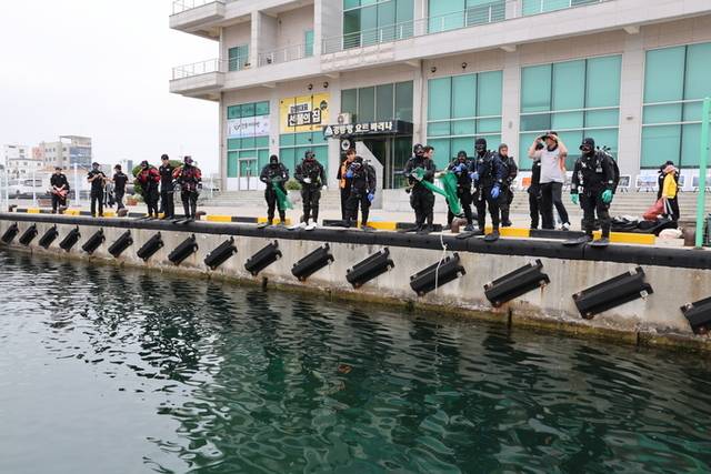 ▲ 수중 정화 전 입수 준비 모습. 강릉해양경찰서 제공