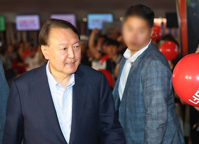 ▲ 윤석열 전 대통령이 21일 서울 메가박스 동대문에서 이영돈 PD가 제작한 다큐멘터리 영화 '부정선거, 신의 작품인가'를 관람하기 위해 상영관으로 향하고 있다 [연합뉴스]