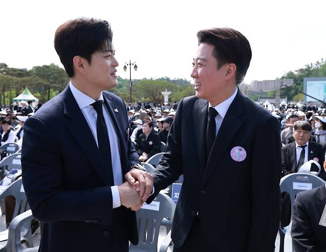 ▲ 지난 18일 열린 5·18민주화운동 45주년 기념식에서 인사하는 국민의힘 김용태 비상대책위원장(왼쪽)과 개혁신당 이준석 대통령 후보 [연합뉴스]&nbsp;