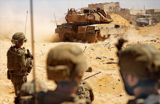 이스라엘군이 19일(현지시간) 가자지구에서 지상 작전을 수행하고 있다. 이스라엘은 ‘가자지구 완전 점령’을 목표로 내걸었다.  신화연합뉴스