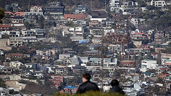 서울 평창동 성북동 등 전통 부촌의 저택들이 줄줄이 경매에 나오고 있다. 사진은 서울 종로구 평창동 일대 전경. 연합뉴스