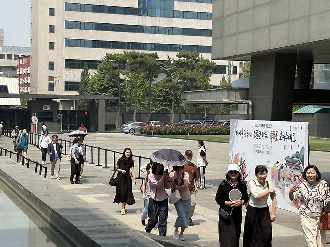 제21대 대통령 선거 재외국민 투표가 시작된 20일 중국 베이징에 있는 주중한국대사관 투표소에 교민들이 줄지어 입장하고 있다. 베이징=김은정 특파원