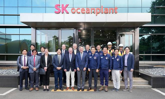 경남 고성군 소재 SK오션플랜트 본사를 방문한 로버트 E. 스미스(Robert E. Smith) 제너럴다이내믹스 Marine System 부회장(사진 첫줄 왼쪽에서 6번째)과 박인식 DSEC 사업개발실장이 이승철 SK오션플랜트 대표이사(사진 첫줄 왼쪽에서 7번째) 등 회사 관계자들과 기념촬영을 하고 있다.
