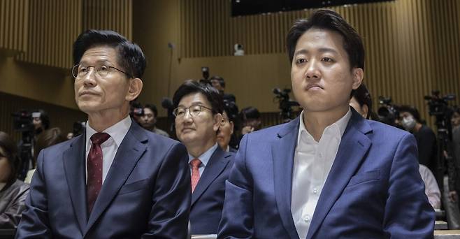 국민의힘 김문수 대선후보(왼쪽)와 개혁신당 이준석 대선후보가 19일 서울 중구 서울시청에서 열린 '약자와 동행하는 서울 토론회'에 참석해 나란히 앉아 있다. /연합뉴스