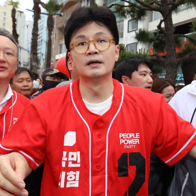 한동훈 전 국민의힘 대표가 20일 오후 부산 수영구 광안리해수욕장에서 김문수 국민의힘 대통령 후보 지원 유세를 하고 있다. / 사진=뉴스1
