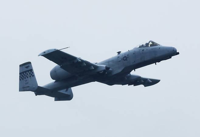 9일 경기도 평택시 주한미공군 오산기지에서 열린 '오산 에어 파워 데이 2025 미디어데이'에서 A-10 공격기가 비행하고 있다. /사진=연합뉴스