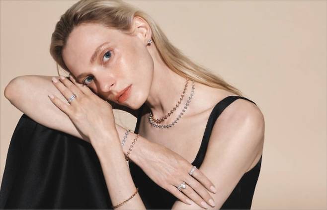 그레이스 트리 등 엠디루사 제품을 착용하고 있는 모델. /엠디루사 제공