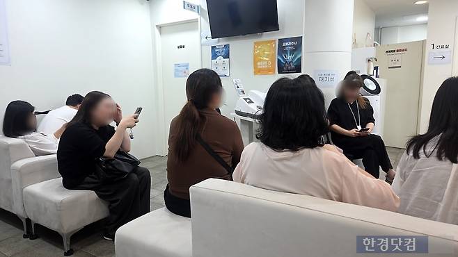21일 낮 12시 '위고비 성지'로 유명한 서울 종로구의 한 병원 대기실 모습. /사진=이민형 기자
