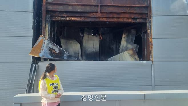 박정혜 금속노조 한국옵티칼하이테크지회 수석부지회장이 지난 11일 경북 구미의 한국옵티칼하이테크 공장 옥상에서 불탄 공장을 바라보고 있다. 임아영 기자